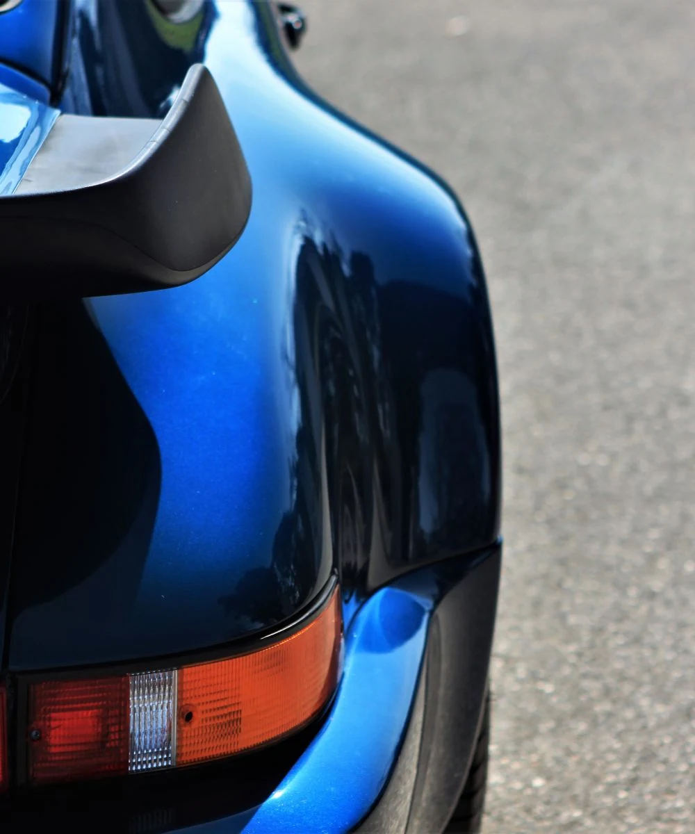 Détail d’une Porsche bleue photographiée par Geneva Cars